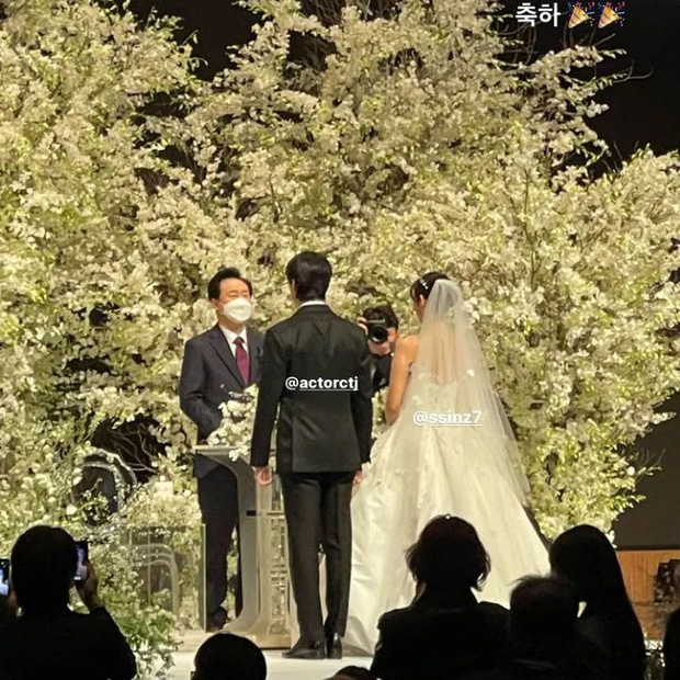 Park Shin Hye diện váy cô dâu tựa công chúa
