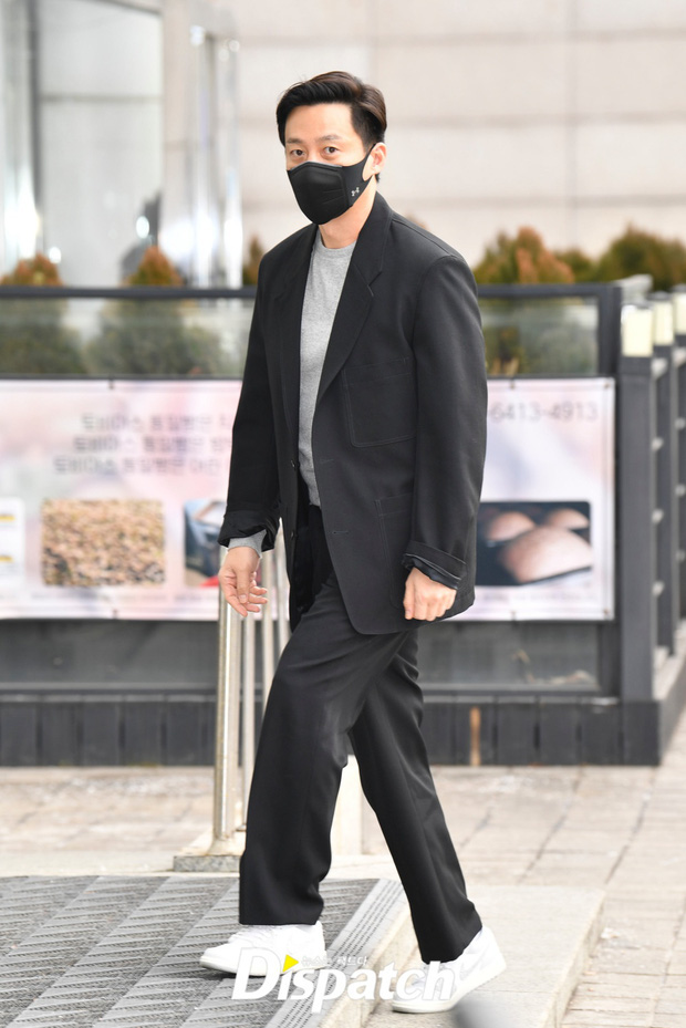 Nam diễn viên Lee Seo Jin bảnh bao xuất hiện tại đám cưới của 2 đàn em