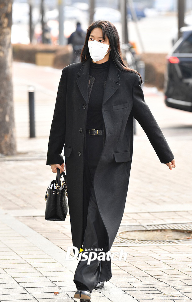 Seolhyun (AOA) toát lên vẻ ngoài quyền lực khi diện trang phục đen đơn giản