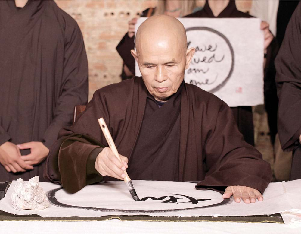 Thiền sư Thích Nhất Hạnh là ai? Nhà sư nổi tiếng của thế giới, khởi xướng 'Phật giáo dấn thân' - Ảnh 11