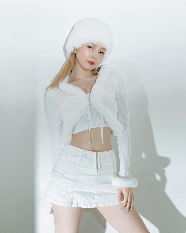 Hotgirl đình đám nhất nhì Rap Việt - DJ Mie cũng không bỏ lỡ trend mũ lông trắng này khi nó với kiểu trang phục trắng hở vòng eo con kiến phối cùng váy ngắn cùng tone gợi cảm.