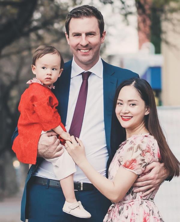 Nữ diễn viên còn được ngưỡng mộ bởi cuộc hôn nhân viên mãn bên cạnh chồng tây và 1 cô con gái.
