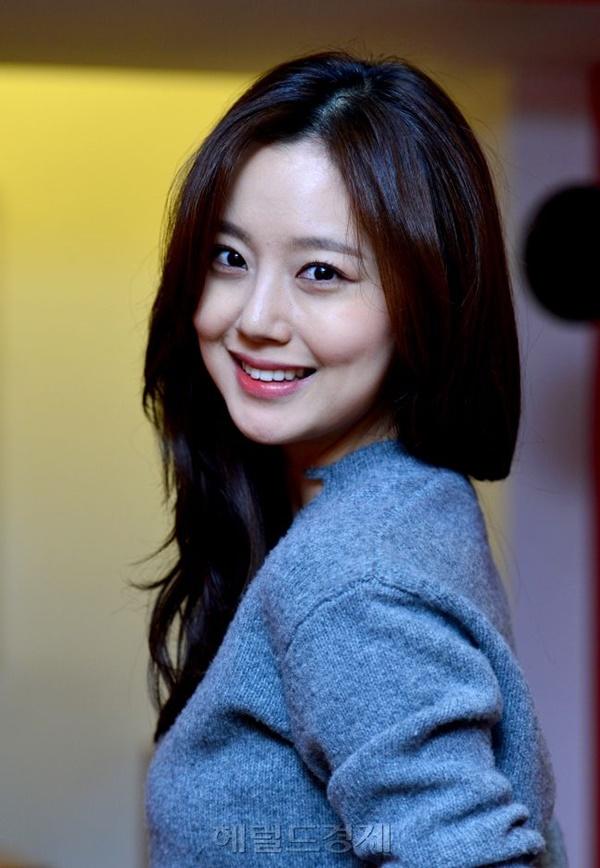 Moon Chae Won là một trong những mỹ nhân hàng đầu xứ Hàn hiện nay, không chỉ ghi dấu ấn qua các vai diễn mà còn là nghệ sĩ nói không với scandal. Moon Chae Won từng đóng hàng loạt phim mang về cho cô giải thưởng nổi bật như Người thừa kế sáng giá, Cung thủ siêu phàm, Bác sĩ, Một ngày kì lạ, Hoa của quỷ... Moon Chae Won sống trầm lặng và khá kín tiếng, điều này chứng minh khi trải qua hơn 1 thập kỉ hoạt động showbbiz, nữ diễn viên xinh đẹp hiếm khi vướng tin đồn hẹn hò nào.