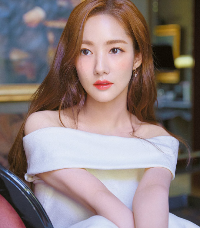 Park Min Young nổi lên với danh xưng 'nữ hoàng dao kéo' và trở thành một trong những ngôi sao được săn đón nhất nhì hiện tại tại Hàn Quốc. Nhan sắc kiều diễm đã mang đến cho Park Min Young loạt vai diễn thành công trong các bộ phim nổi tiếng như Sungkyunkwan Scandal, City Hunter, Thư Ký Kim Sao Thế, Bí Mật Nàng Fangirl… Bên cạnh đó, tên tuổi của cô còn được chú ý nhờ chuyện tình trong quá khứ với Lee Min Ho và hiện tại là tin đồn tình cảm với Park Seo Joon.