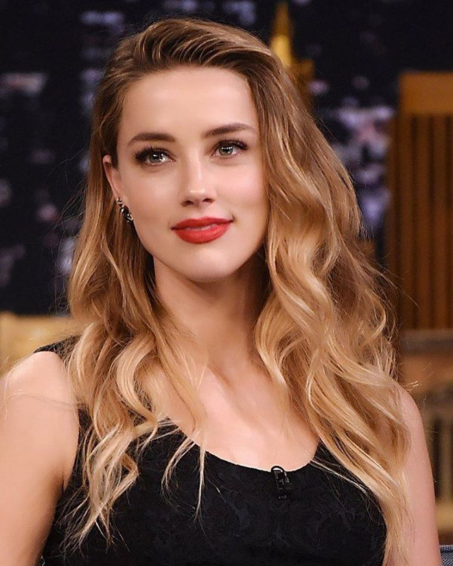 Amber Heard được biết đến qua loạt vai diễn trong Never Back Down, Pineapple Express,The Informers, The Aquaman... Sở hữu vẻ đẹp quyến rũ với đôi mắt sâu thẳm, bờ môi căng mọng, làn da trắng nuột nà cùng mái tóc vàng bồng bềnh, lợi thế đó đã giúp Amber Heard nhận về loạt hợp đồng đắt giá. Amber Heard từng trải qua cuộc hôn nhân ồn ào với tài tử Johnny Depp. Cặp đôi ly hôn sau 2 năm chung sống và liên tục đấu tố qua lại do những lùm xùm trong thời gian chung sống.