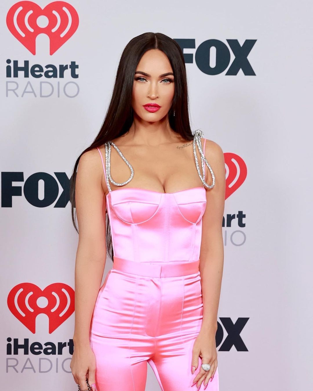 Megan Fox được biết đến là một trong những quý cô nóng bỏng nhất làng giải trí Mỹ, được tờ Los Angeles Times gọi là biểu tượng tình dục đầu tiên của thế kỉ 21. Tên tuổi của nữ diễn viên được chú ý từ sau vai diễn nhỏ trong Transformers (2007). Dù diễn xuất gây tranh cãi nhưng sắc vóc quyến rũ của Megan Fox là điều không thể chối cãi. Nữ diễn viên từng trải qua một cuộc hôn nhân đổ vỡ kéo dài 11 năm với diễn viên Brian Austin Green.