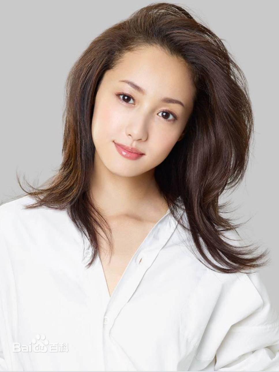 Erika Sawajiri từng được mệnh danh là 'nữ thần vạn người mê' của xứ sở Nhật Bản nhờ gương mặt thơ ngây, xinh xắn cùng thân hình quyến rũ. Tài năng, xinh đẹp là thế song mỹ nhân sinh năm 1986 này lại vướng không ít bê bối đời tư, một trong số đó là ồn ào liên quan đến chất cấm. Điều này đã khiến Erika Sawajiri từ 'quốc bảo nhan sắc' trở thành mỹ nhân bị ghét bỏ và đứng trên bờ vực tiêu tan cả sự nghiệp.