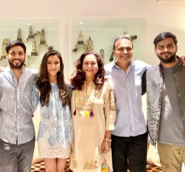 Krisha Shah và gia đình nhà chồng