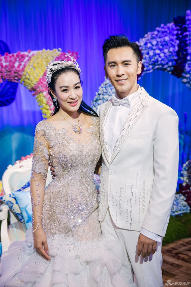 Chung Lệ Đề bén duyên cùng chồng kém 12 tuổi Trương Luân Thạc từ sau 1 dự án đóng phim chung vào năm 2015.