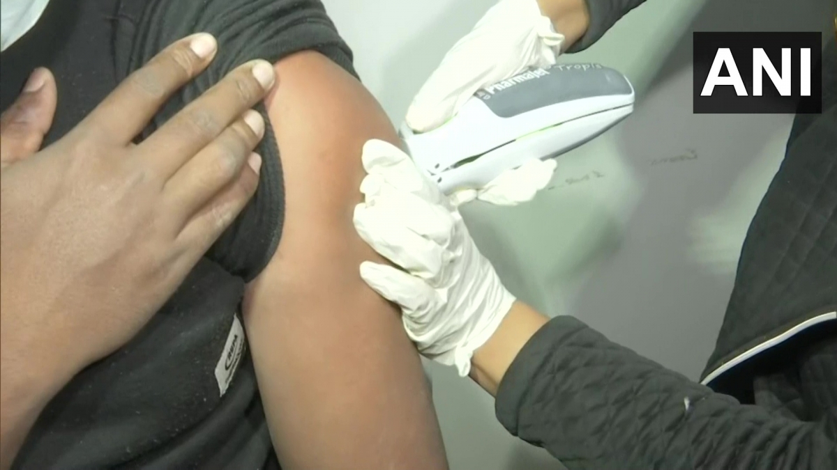 Các bác sĩ chỉ sử dụng một thiết bị đẩy dòng chất lỏng áp suất cao để đưa vaccine vào cơ thể qua bề mặt da.