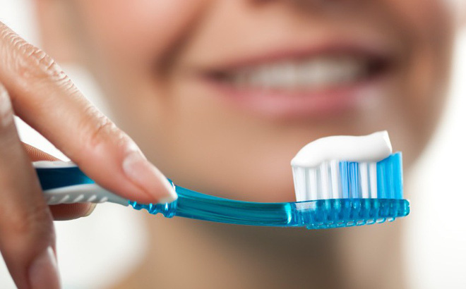 Thực tế, rất nhiều người lớn cũng đang mắc phải tình trạng lạm dụng kem đánh răng quá mức.