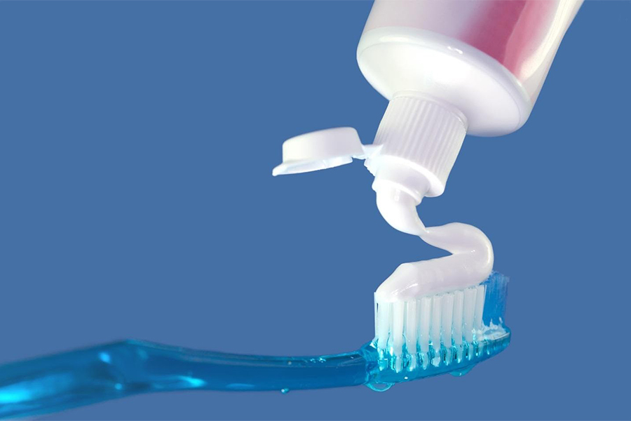 Chuyên gia khuyến cáo dùng càng nhiều kem đánh răng, răng càng hư hỏng và xỉn màu