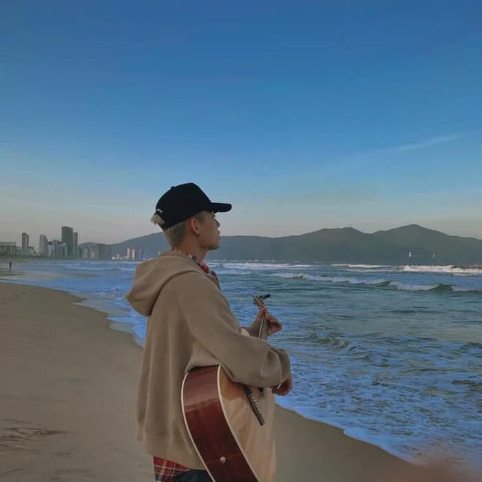 Việt Hoàng đã đăng tải trên trang cá nhân 2 hình ảnh đang chơi đàn guitar giữa biển
