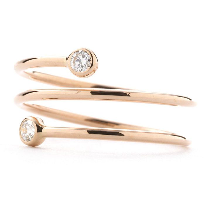 Nhẫn dây kim cương Tiffany T bằng vàng hồng 18 karat (2.100 USD),