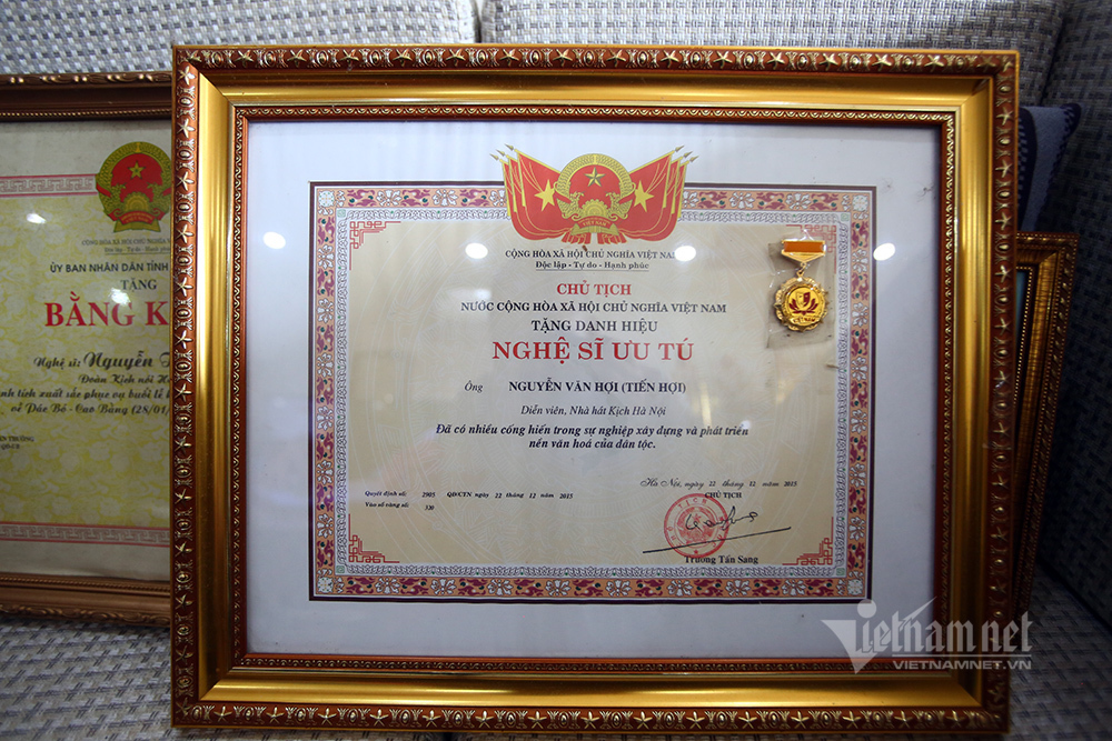 Tiến Hợi chính thức được trao tặng danh hiệu nghệ sĩ ưu tú vào năm 2015