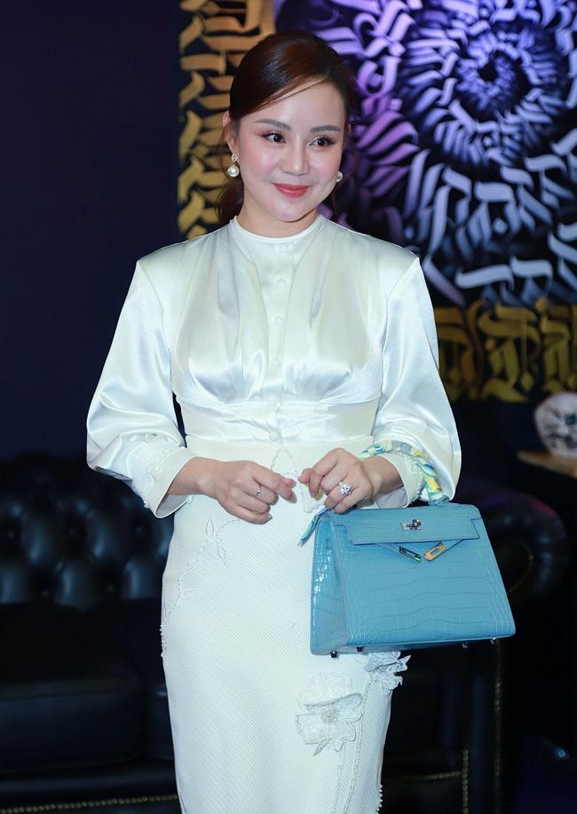 Vy Oanh lựa chọn phong cách kín đáo với bộ đầm dài màu trắng mang hơi hướng của một quý cô tao nhã, dịu dàng.