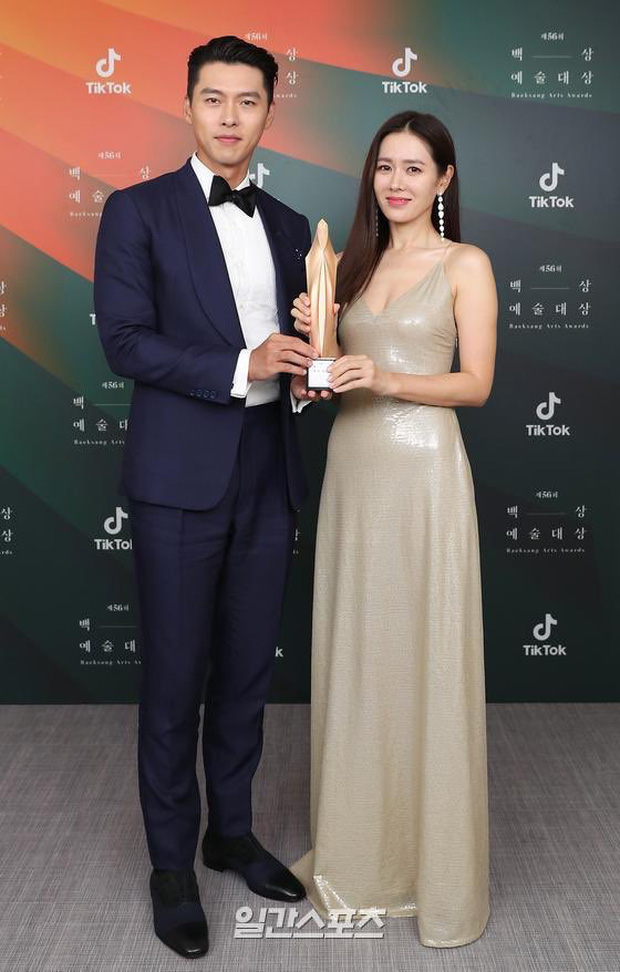 Tại Baeksang Art Awards 2020, dù không mặc đồ cùng màu nhưng Hyun Bin và Son Ye Jin lại mang đến độ 'matchy' không thể hợp hơn. Được biết màu vàng ánh kim trên váy 'chị đẹp' và màu xanh navy trên suit của Hyun Bin là hai màu kinh điển trong các bộ trang phục đôi, đặc biệt cả hai đều là thiết kế của Ralph Lauren.