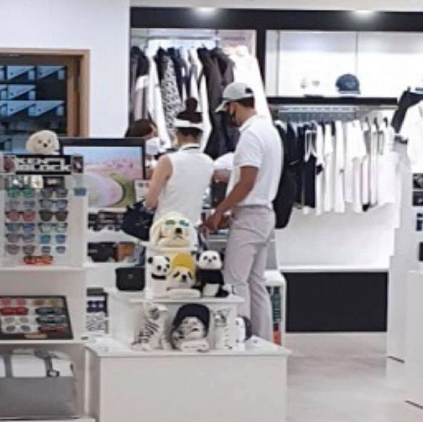 Còn nhớ khoảnh khắc Hyun Bin và Son Ye Jin từng bắt gặp cùng nhau đi mua đồ thể thao, minh chứng tình cảm của họ chính là bộ đồ chơi golf màu trắng cực matchy 