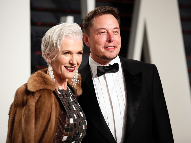 Tỷ phú Elon Musk và mẹ