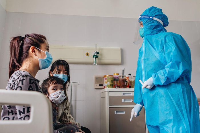 Cần đưa trẻ đi làm xét nghiệm chẩn đoán Covid-19 ngay nếu có những dấu hiệu này