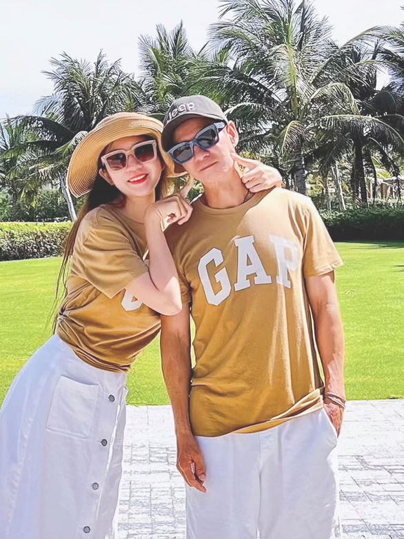 Vợ chồng Lý Hải Minh Hà đã có chuyến du lịch nghỉ dưỡng tại Nha Trang trong dịp Valentine này. Hai vợ chồng nhắng nhít diện đồ đôi như để hâm nóng tình cảm