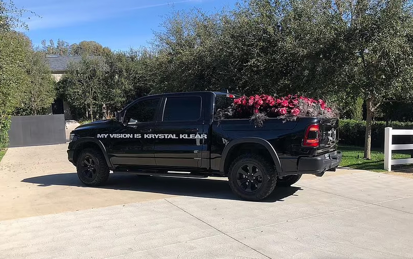 Nam rapper thuê cả một chiếc xe tải chở đầy hoa hồng đến biệt thự của vợ cũ Kim Kardashian trong ngày lễ Valentine