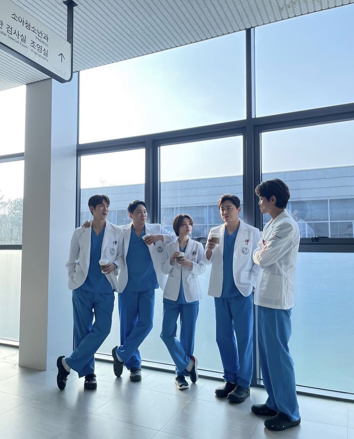 Jung Kyung Ho đăng tải lên trang cá nhân một bức ảnh đoàn tụ với các bạn diễn trong Hospital Playlist.