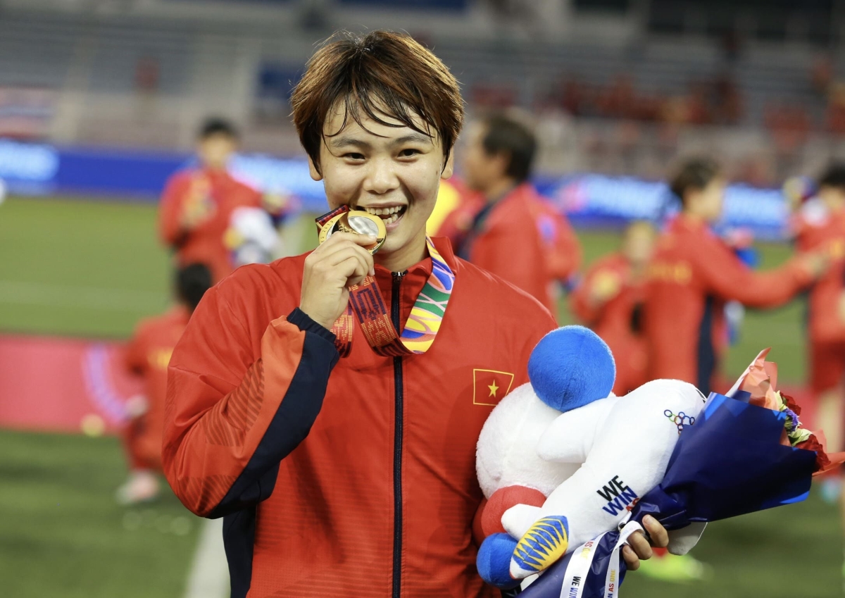 Nữ cầu thủ Phạm Hải Yến giành Quả bóng bạc 2021 lịch lãm như idol Hàn tại sự kiện - Ảnh 6