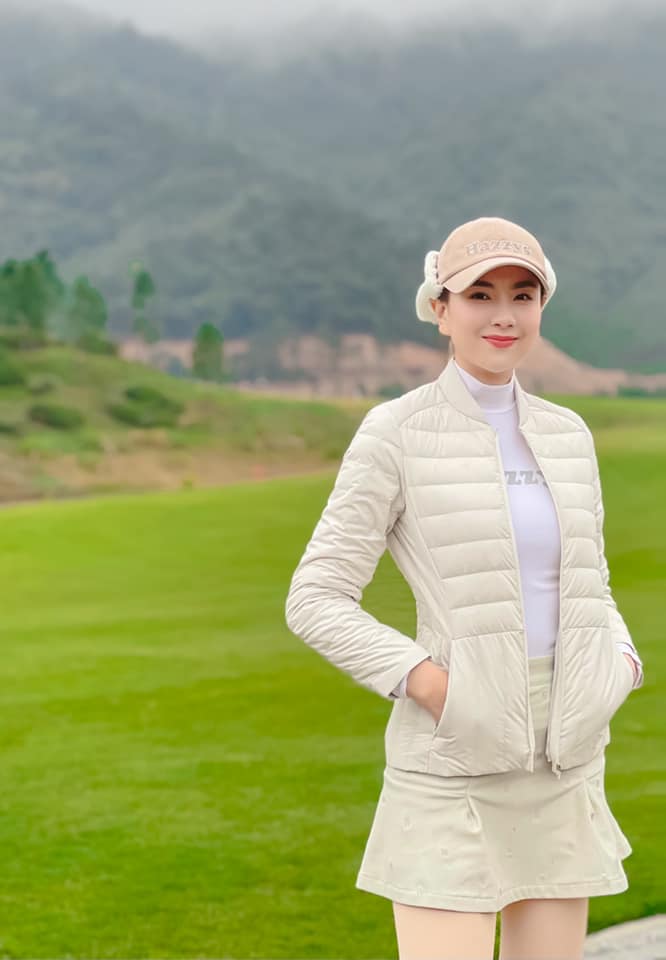 Outfit chơi golf của Mai Ngọc được đánh giá vừa đẹp vừa ấm áp