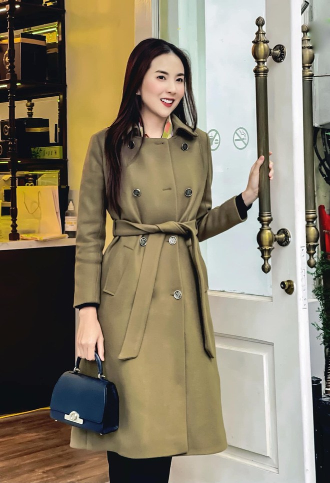 Áo khoác dạ dáng dài món đồ kinh điển luôn nằm trong top outfit ưa thích của Mai Ngọc vào những ngày lạnh giá