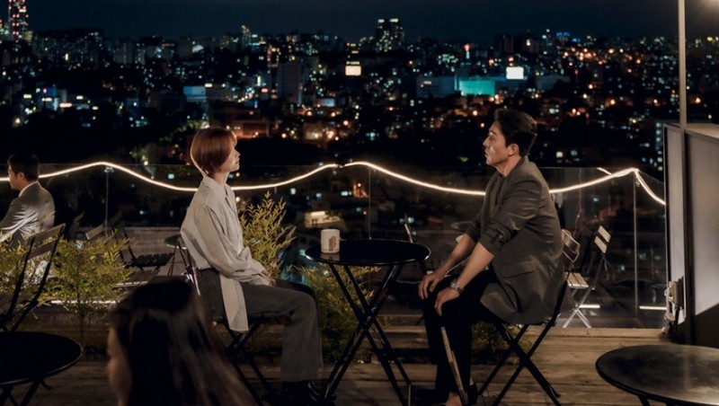 Trong phim, Jeon Mi Do vô tình rơi vào tình cảnh ngoại tình với bạn trai cũ