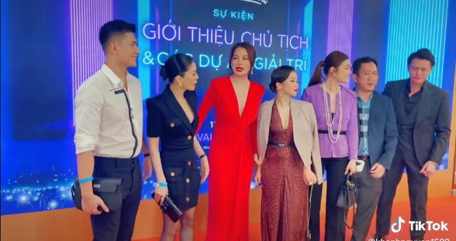 Tình trẻ Trương Ngọc Ánh từ chối đứng cạnh tình trẻ của Lệ Quyên tại sự kiện