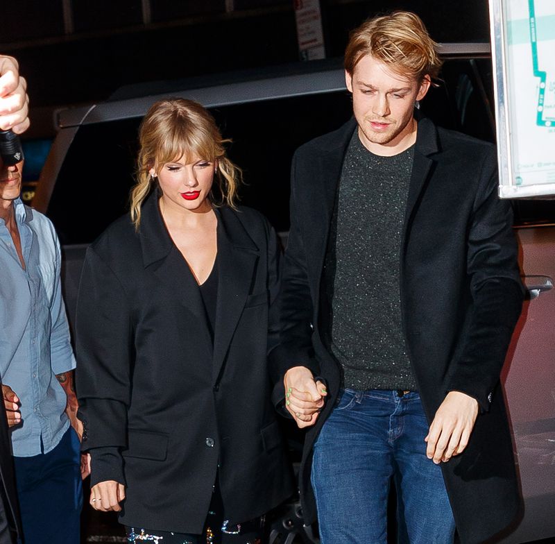 Rộ tin Taylor Swift đính hôn với bạn trai kém 3 tuổi sau 5 năm hẹn hò