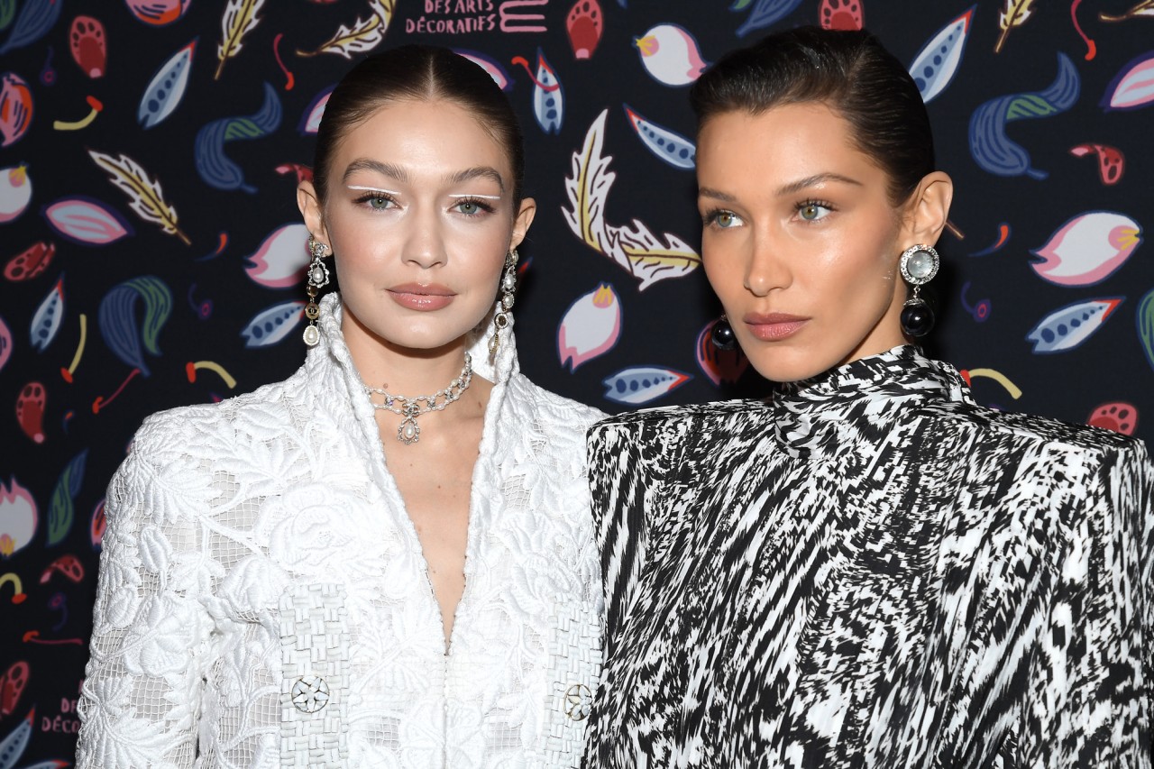 Chị em Gigi - Bella Hadid "trần như nhộng" trong chiến dịch quảng bá của Versacé