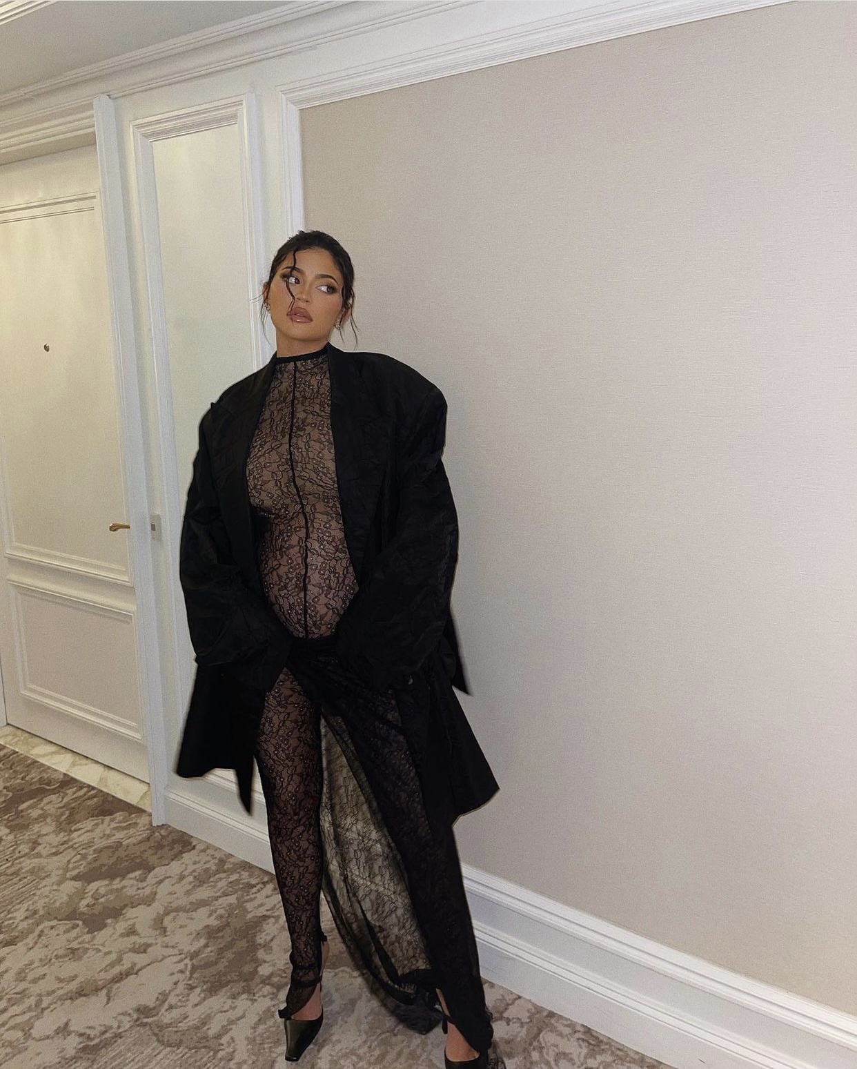 Kylie Jenner mặc catsuit ren đen xuyên thấu bó sát cơ thể.