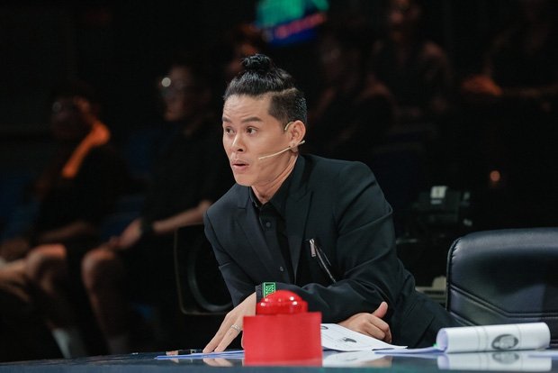 John Huy Trần gây tranh cãi khi đăng tải loạt clip "nhạy cảm" lên Tiktok 