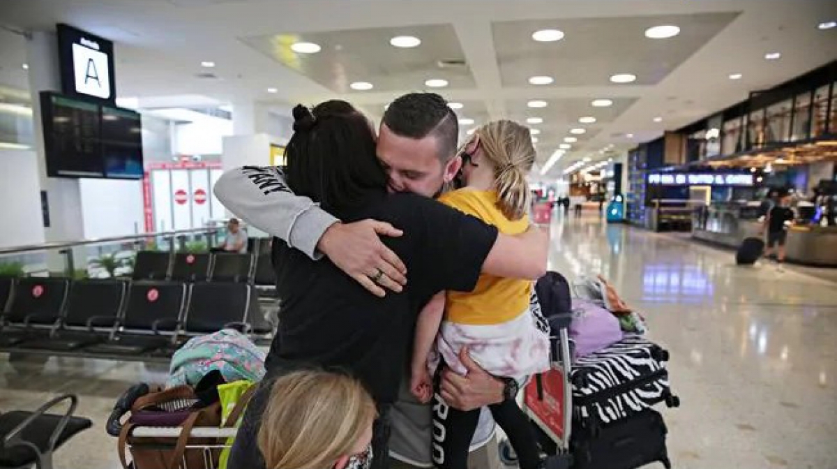 Tại sân bay quốc tế Sydney vào 21/2 đã diễn ra nhiều cuộc hội ngộ cảm động của các gia đình sau một thời gian dài không gặp mặt 