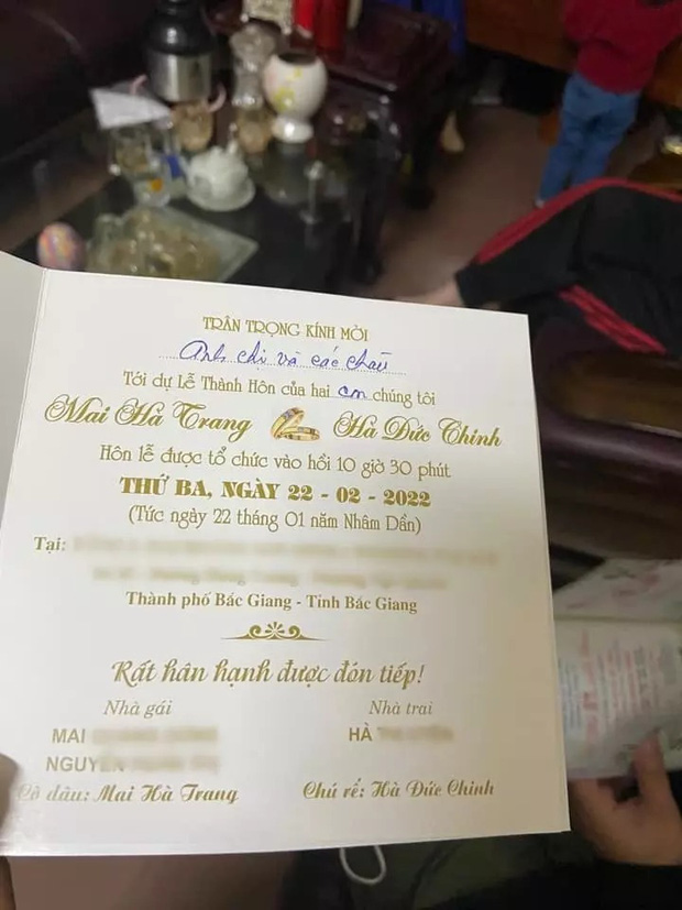 Hình ảnh thiệp mời cưới của Hà Đức Chinh và bạn gái cũng được dân tình truyền tay trên MXH.