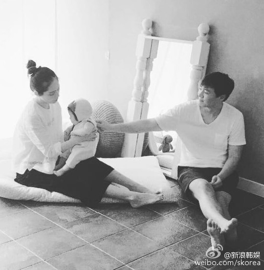 Sau 11 năm kết hôn, Han Ga In và chồng Yeon Jung Hoon đã chính thức đón bé gái đầu lòng vào năm 2016 và tiếp tục đón bé trai thứ 2 vào năm 2019.