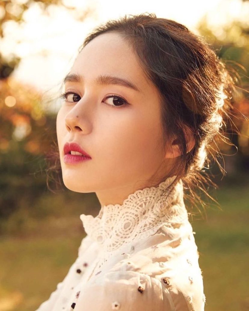 Tuy được mến mộ bởi lối sống không vướng scandal nhưng Han Ga In cũng đã từng gặp không ít sóng gió dư luận về chuyện sinh con.