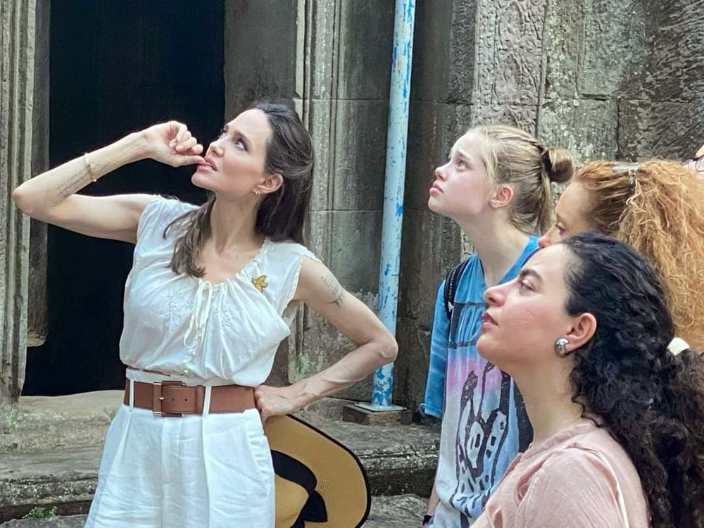 Angelina Jolie cùng con gái Shiloh đến thăm đền Angkor Wat