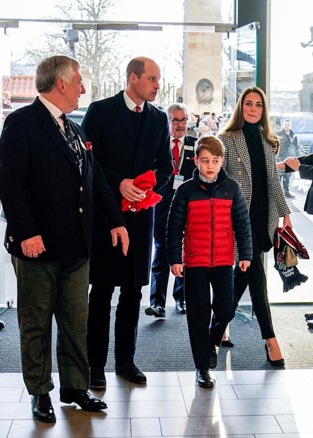 Hoàng tử George đã xuất hiện cùng bố mẹ đi xem trận đấu bóng bầu dục của Six Nations diễn ra tại sân vận động Twickenham.