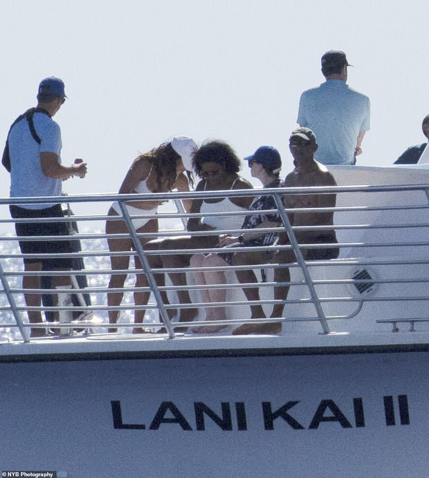 4 thành viên nhà Obama đã có một số hoạt động như lặn ống thở, ngắm cá voi lưng gù và các sinh vật biển khi trên chiếc thuyền du lịch 2 tầng dài hơn 16m trên Vịnh Ma'alaea.