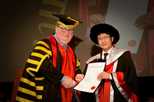 Vũ Hoàng giành được bằng Tiến sĩ nghiên cứu về Quang học lượng tử và laser tử ngoại vào năm 2015