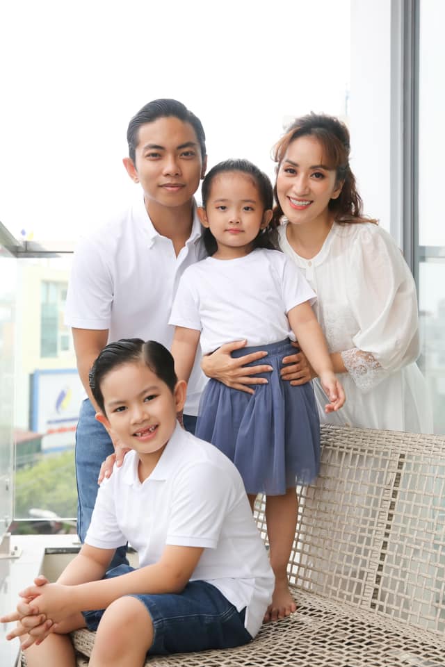 Khánh Thi và Phan Hiển đang hạnh phúc với mái ấm viên mãn cùng 2 nhóc tì đủ nếp đủ tẻ.