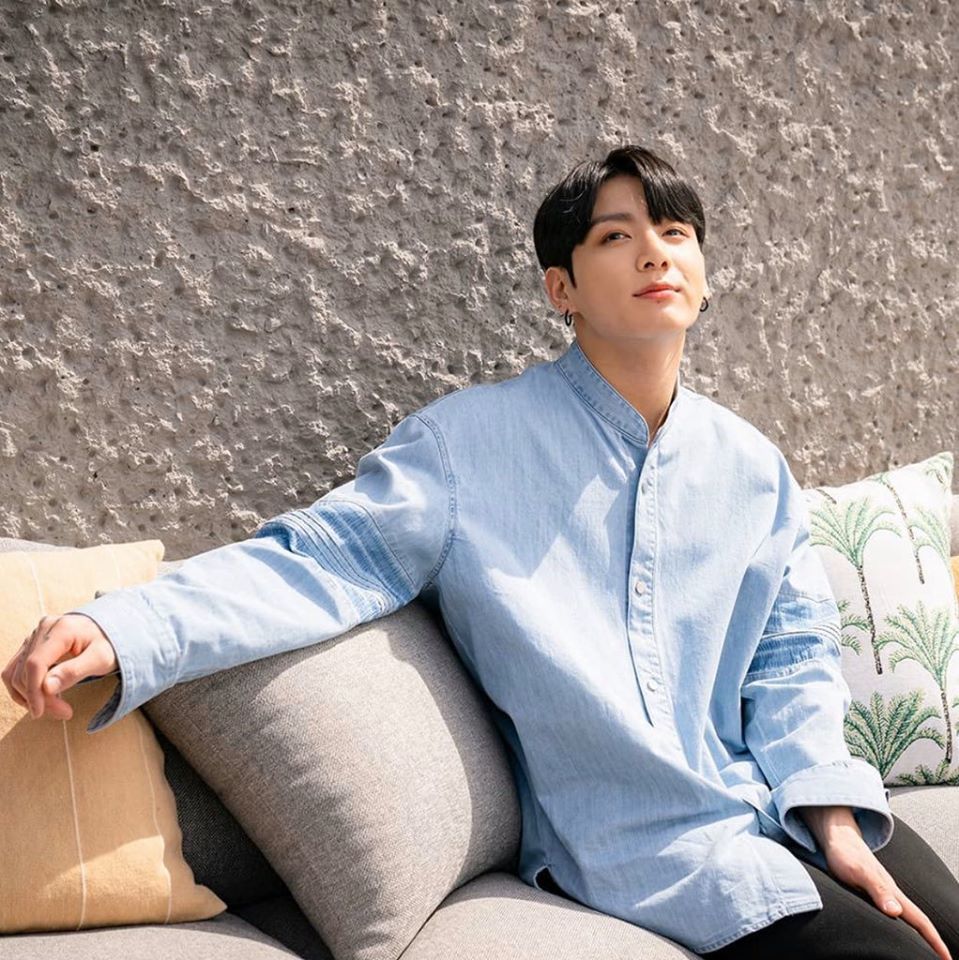 Jungkook được ngưỡng mộ bởi vẻ ngoài điển trai, thân hình 6 múi chuẩn soái ca cùng giọng hát nội lực và vũ đạo đáng gờm khi trình diễn trên sân khấu. 