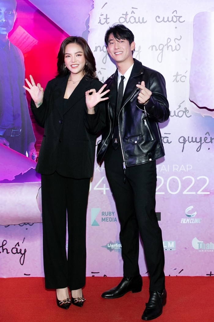 Tại sự kiện, Thu Quỳnh cũng có dịp tái ngộ Song Luân. Cả hai thân thiết từ sau đợt đóng chung một phim truyền hình ở Hà Nội cuối năm 2021.
