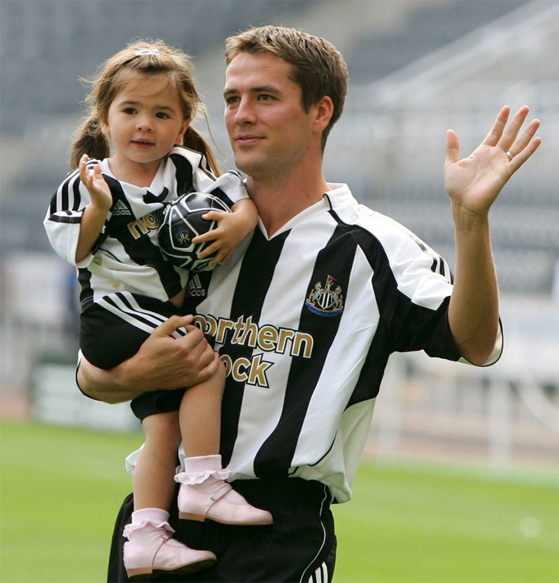  Michael Owen cùng con gái đầu lòng diện áo truyền thống của CLB Newcastle nơi anh thi đấu từ 2005 - 2009.