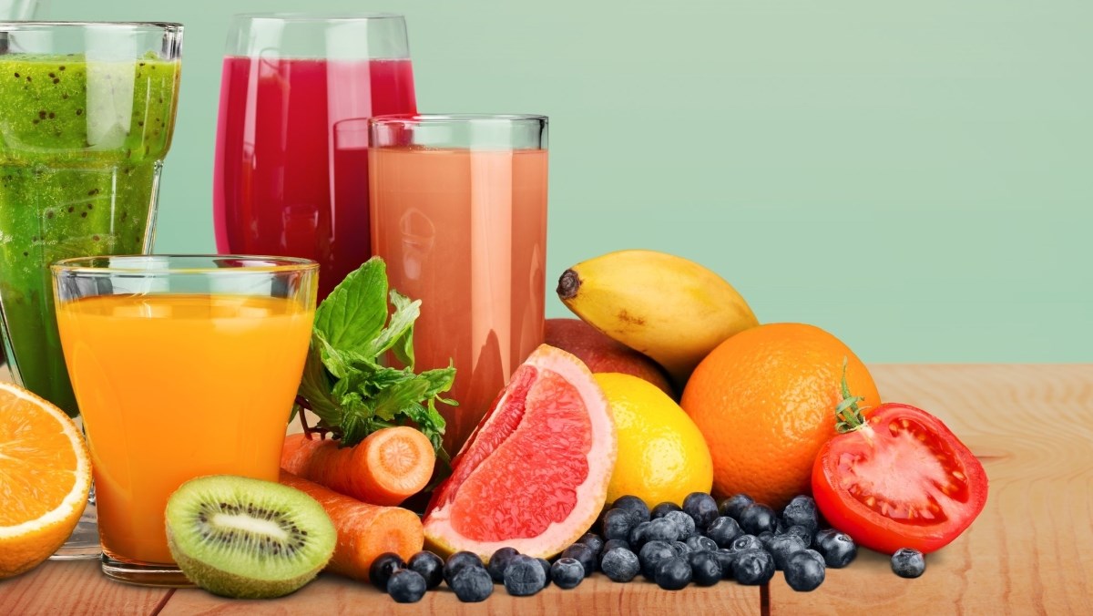 Nên tăng cường ăn trái cây tươi hoặc nước ép trái cây, rau xanh các loại, gia vị (tỏi, gừng...) để tăng cường sức đề kháng.