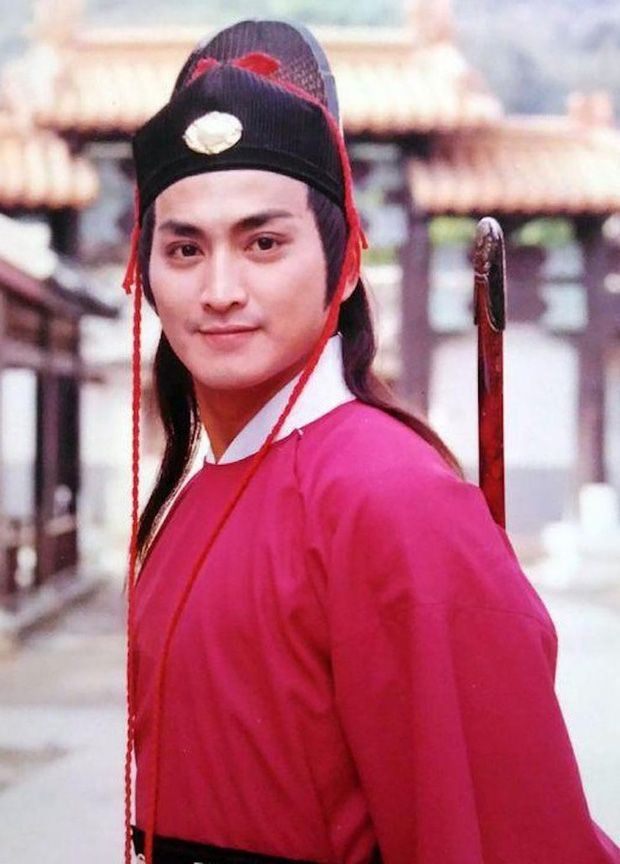 Phải đến khi đảm nhận vai diễn Triển Chiêu trong Bao Thanh Thiên (1993), tên tuổi của Hà Gia Kính mới được nhiều người chú ý.